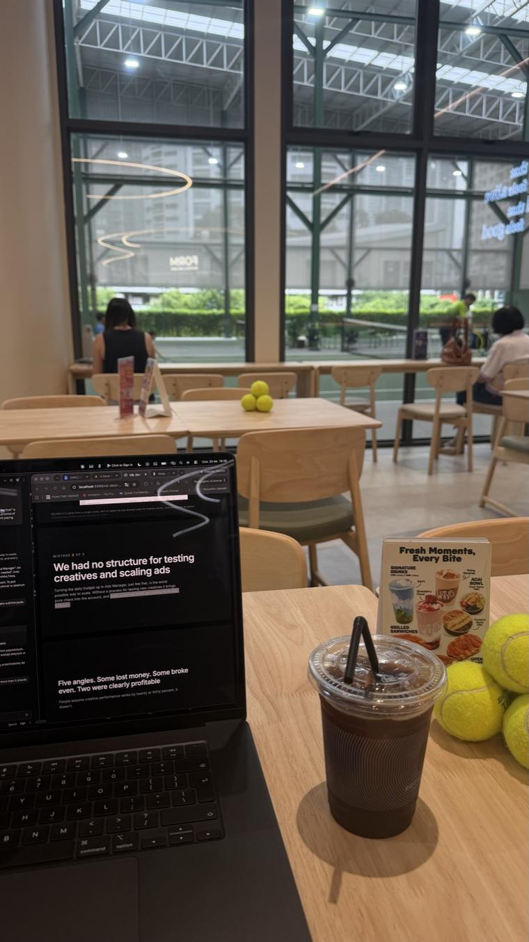 Laptop w coworku w Bangkoku
